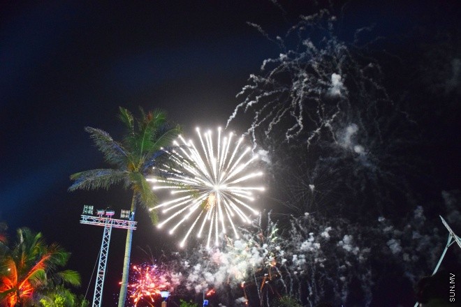 ޖުލައި 24، 2015: މަރާމާތައްފަހު ޖުމްހޫރީ މައިދާން އަލުން ހުޅުވުމައް ބޭއްވި ރަސްމިއްޔާތުގެ ތެރެއިން --- ސަން ފޮޓޯ/ ޔޫސުފް ސޮފްވާން