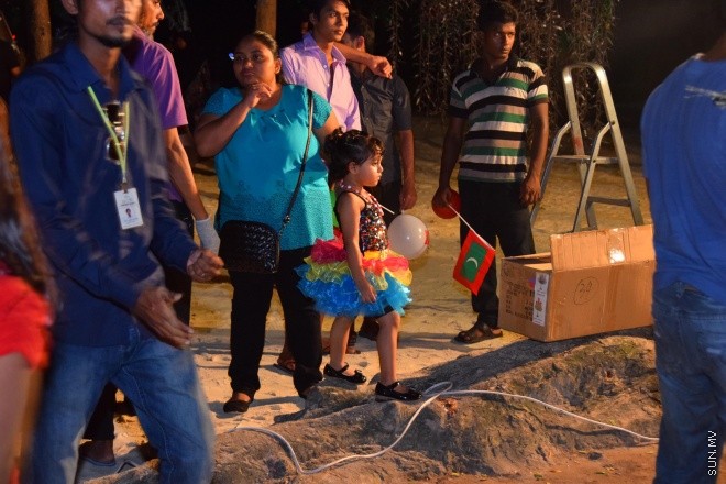 ޖުލައި 25، 2015: މިނިވަން 50 އާ ގުޅިގެން މާލެތެރޭގައި ޒީނަތްތެރިކޮށްފައިވާ ތަންތަން ބަލާލުމުގެ ފުރުސަތު ރައްޔިތުންނަށް ދިނުމުގެ ގޮތުން ފައިމަގުގައި އުޅޭގޮތަށް ހަމަ ޖެއްސުން -- ސަން ފޮޓޯ/ އަލީ ނަސީރު