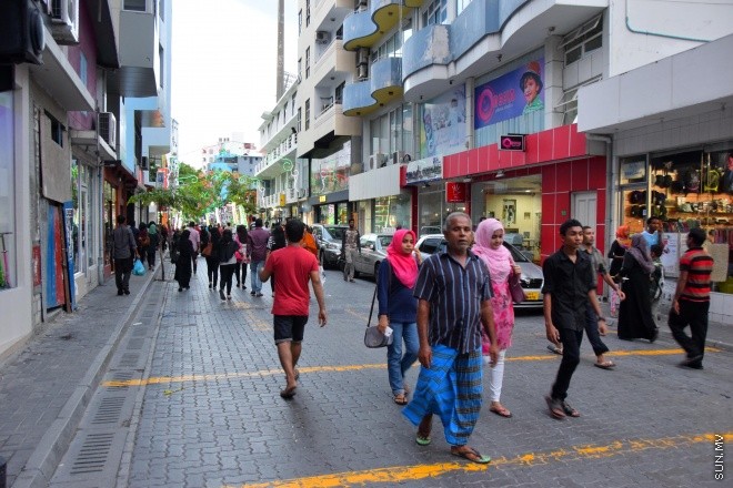 ޖުލައި 25، 2015: މިނިވަން 50 އާ ގުޅިގެން މާލެތެރޭގައި ޒީނަތްތެރިކޮށްފައިވާ ތަންތަން ބަލާލުމުގެ ފުރުސަތު ރައްޔިތުންނަށް ދިނުމުގެ ގޮތުން ފައިމަގުގައި އުޅޭގޮތަށް ހަމަ ޖެއްސުން -- ސަން ފޮޓޯ/ އަލީ ނަސީރު