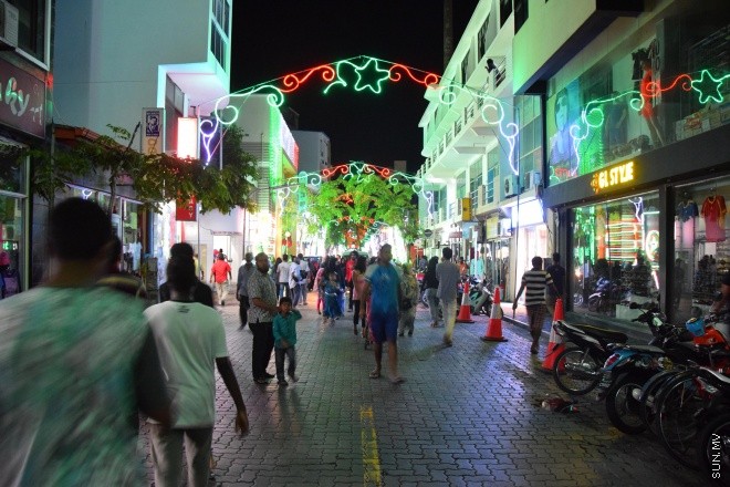 ޖުލައި 25، 2015: މިނިވަން 50 އާ ގުޅިގެން މާލެތެރޭގައި ޒީނަތްތެރިކޮށްފައިވާ ތަންތަން ބަލާލުމުގެ ފުރުސަތު ރައްޔިތުންނަށް ދިނުމުގެ ގޮތުން ފައިމަގުގައި އުޅޭގޮތަށް ހަމަ ޖެއްސުން -- ސަން ފޮޓޯ/ އަލީ ނަސީރު