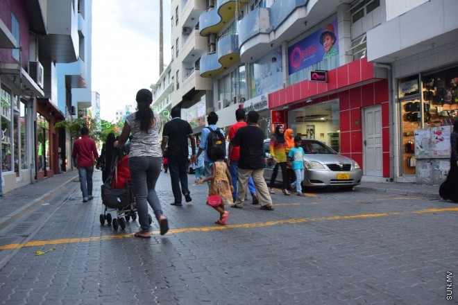 ޖުލައި 25، 2015: މިނިވަން 50 އާ ގުޅިގެން މާލެތެރޭގައި ޒީނަތްތެރިކޮށްފައިވާ ތަންތަން ބަލާލުމުގެ ފުރުސަތު ރައްޔިތުންނަށް ދިނުމުގެ ގޮތުން ފައިމަގުގައި އުޅޭގޮތަށް ހަމަ ޖެއްސުން -- ސަން ފޮޓޯ/ އަލީ ނަސީރު