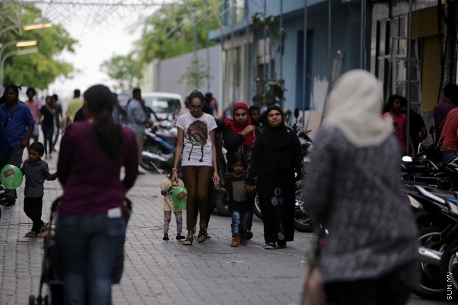 ޖުލައި 25، 2015: މިނިވަން 50 އާ ގުޅިގެން މާލެތެރޭގައި ޒީނަތްތެރިކޮށްފައިވާ ތަންތަން ބަލާލުމުގެ ފުރުސަތު ރައްޔިތުންނަށް ދިނުމުގެ ގޮތުން ފައިމަގުގައި އުޅޭގޮތަށް ހަމަ ޖެއްސުން -- ސަން ފޮޓޯ/ ފަޔާޒު މޫސާ