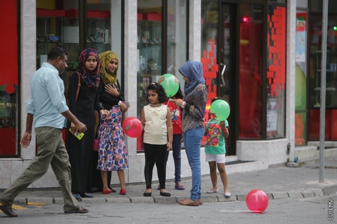 ޖުލައި 25، 2015: މިނިވަން 50 އާ ގުޅިގެން މާލެތެރޭގައި ޒީނަތްތެރިކޮށްފައިވާ ތަންތަން ބަލާލުމުގެ ފުރުސަތު ރައްޔިތުންނަށް ދިނުމުގެ ގޮތުން ފައިމަގުގައި އުޅޭގޮތަށް ހަމަ ޖެއްސުން -- ސަން ފޮޓޯ/ ފަޔާޒު މޫސާ