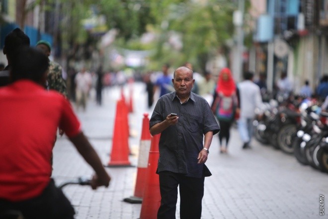 ޖުލައި 25، 2015: މިނިވަން 50 އާ ގުޅިގެން މާލެތެރޭގައި ޒީނަތްތެރިކޮށްފައިވާ ތަންތަން ބަލާލުމުގެ ފުރުސަތު ރައްޔިތުންނަށް ދިނުމުގެ ގޮތުން ފައިމަގުގައި އުޅޭގޮތަށް ހަމަ ޖެއްސުން -- ސަން ފޮޓޯ/ ފަޔާޒު މޫސާ