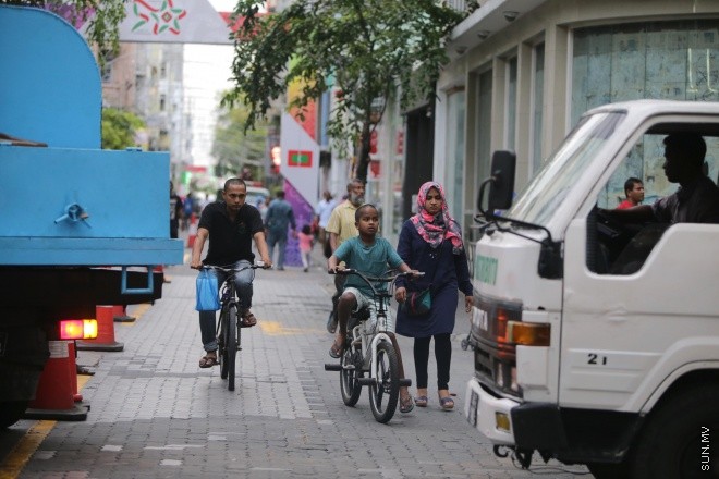 ޖުލައި 25، 2015: މިނިވަން 50 އާ ގުޅިގެން މާލެތެރޭގައި ޒީނަތްތެރިކޮށްފައިވާ ތަންތަން ބަލާލުމުގެ ފުރުސަތު ރައްޔިތުންނަށް ދިނުމުގެ ގޮތުން ފައިމަގުގައި އުޅޭގޮތަށް ހަމަ ޖެއްސުން -- ސަން ފޮޓޯ/ ފަޔާޒު މޫސާ