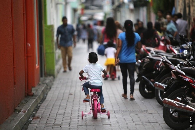 ޖުލައި 25، 2015: މިނިވަން 50 އާ ގުޅިގެން މާލެތެރޭގައި ޒީނަތްތެރިކޮށްފައިވާ ތަންތަން ބަލާލުމުގެ ފުރުސަތު ރައްޔިތުންނަށް ދިނުމުގެ ގޮތުން ފައިމަގުގައި އުޅޭގޮތަށް ހަމަ ޖެއްސުން -- ސަން ފޮޓޯ/ ފަޔާޒު މޫސާ