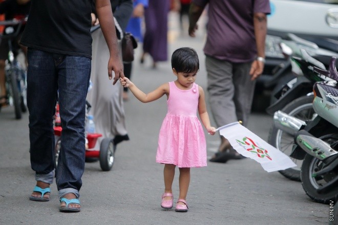 ޖުލައި 25، 2015: މިނިވަން 50 އާ ގުޅިގެން މާލެތެރޭގައި ޒީނަތްތެރިކޮށްފައިވާ ތަންތަން ބަލާލުމުގެ ފުރުސަތު ރައްޔިތުންނަށް ދިނުމުގެ ގޮތުން ފައިމަގުގައި އުޅޭގޮތަށް ހަމަ ޖެއްސުން -- ސަން ފޮޓޯ/ ފަޔާޒު މޫސާ