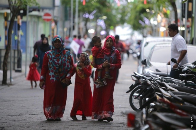 ޖުލައި 25، 2015: މިނިވަން 50 އާ ގުޅިގެން މާލެތެރޭގައި ޒީނަތްތެރިކޮށްފައިވާ ތަންތަން ބަލާލުމުގެ ފުރުސަތު ރައްޔިތުންނަށް ދިނުމުގެ ގޮތުން ފައިމަގުގައި އުޅޭގޮތަށް ހަމަ ޖެއްސުން -- ސަން ފޮޓޯ/ ފަޔާޒު މޫސާ