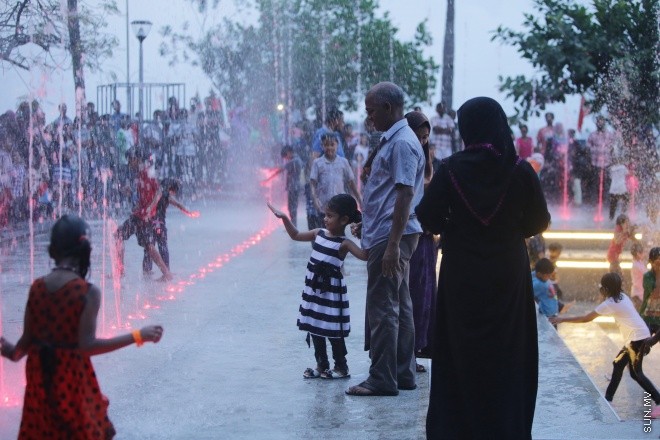 ޖުލައި 25، 2015: މިނިވަން 50 އާ ގުޅިގެން މާލެތެރޭގައި ޒީނަތްތެރިކޮށްފައިވާ ތަންތަން ބަލާލުމުގެ ފުރުސަތު ރައްޔިތުންނަށް ދިނުމުގެ ގޮތުން ފައިމަގުގައި އުޅޭގޮތަށް ހަމަ ޖެއްސުން -- ސަން ފޮޓޯ/ ފަޔާޒު މޫސާ