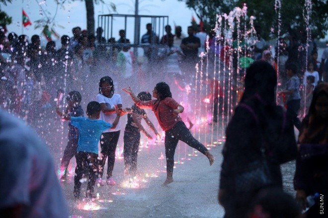 ޖުލައި 25، 2015: މިނިވަން 50 އާ ގުޅިގެން މާލެތެރޭގައި ޒީނަތްތެރިކޮށްފައިވާ ތަންތަން ބަލާލުމުގެ ފުރުސަތު ރައްޔިތުންނަށް ދިނުމުގެ ގޮތުން ފައިމަގުގައި އުޅޭގޮތަށް ހަމަ ޖެއްސުން -- ސަން ފޮޓޯ/ ފަޔާޒު މޫސާ