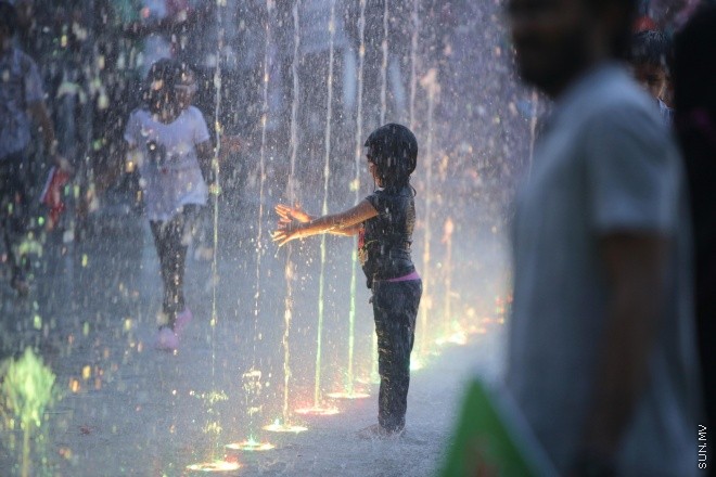 ޖުލައި 25، 2015: މިނިވަން 50 އާ ގުޅިގެން މާލެތެރޭގައި ޒީނަތްތެރިކޮށްފައިވާ ތަންތަން ބަލާލުމުގެ ފުރުސަތު ރައްޔިތުންނަށް ދިނުމުގެ ގޮތުން ފައިމަގުގައި އުޅޭގޮތަށް ހަމަ ޖެއްސުން -- ސަން ފޮޓޯ/ ފަޔާޒު މޫސާ