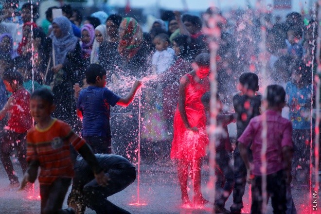 ޖުލައި 25، 2015: މިނިވަން 50 އާ ގުޅިގެން މާލެތެރޭގައި ޒީނަތްތެރިކޮށްފައިވާ ތަންތަން ބަލާލުމުގެ ފުރުސަތު ރައްޔިތުންނަށް ދިނުމުގެ ގޮތުން ފައިމަގުގައި އުޅޭގޮތަށް ހަމަ ޖެއްސުން -- ސަން ފޮޓޯ/ ފަޔާޒު މޫސާ