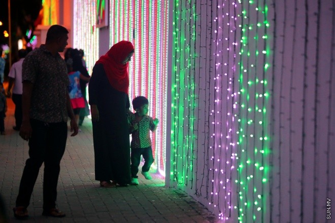ޖުލައި 25، 2015: މިނިވަން 50 އާ ގުޅިގެން މާލެތެރޭގައި ޒީނަތްތެރިކޮށްފައިވާ ތަންތަން ބަލާލުމުގެ ފުރުސަތު ރައްޔިތުންނަށް ދިނުމުގެ ގޮތުން ފައިމަގުގައި އުޅޭގޮތަށް ހަމަ ޖެއްސުން -- ސަން ފޮޓޯ/ ފަޔާޒު މޫސާ