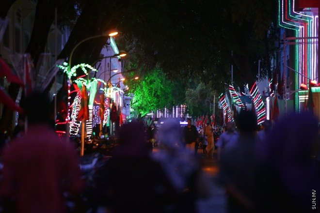 ޖުލައި 25، 2015: މިނިވަން 50 އާ ގުޅިގެން މާލެތެރޭގައި ޒީނަތްތެރިކޮށްފައިވާ ތަންތަން ބަލާލުމުގެ ފުރުސަތު ރައްޔިތުންނަށް ދިނުމުގެ ގޮތުން ފައިމަގުގައި އުޅޭގޮތަށް ހަމަ ޖެއްސުން -- ސަން ފޮޓޯ/ ފަޔާޒު މޫސާ