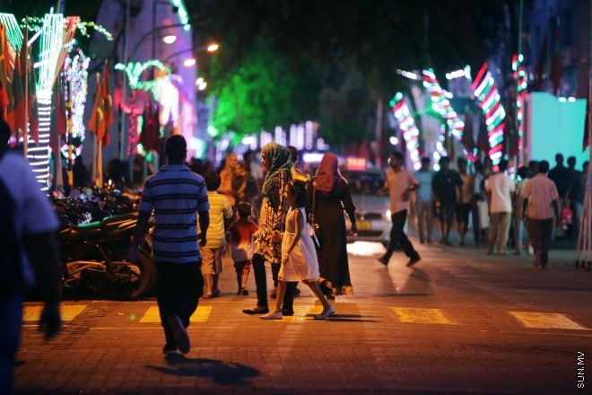 ޖުލައި 25، 2015: މިނިވަން 50 އާ ގުޅިގެން މާލެތެރޭގައި ޒީނަތްތެރިކޮށްފައިވާ ތަންތަން ބަލާލުމުގެ ފުރުސަތު ރައްޔިތުންނަށް ދިނުމުގެ ގޮތުން ފައިމަގުގައި އުޅޭގޮތަށް ހަމަ ޖެއްސުން -- ސަން ފޮޓޯ/ ފަޔާޒު މޫސާ