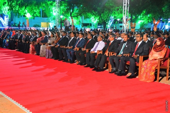 ޖުލައި 26، 2015: މިނިވަންކަމަށް 50 އަހަރު ފުރުމުގެ މުނާސަބާތުގައި، ޖުމހޫރީ މައިދާނުގައި ބޭއްވި، ދިދަ ނެގުމުގެ ހާއްސަ ރަސްމިއްޔާތުގެ ތެރެއިން -- ސަންފޮޓޯ/ ޔޫސުފް ސޮފްވާން