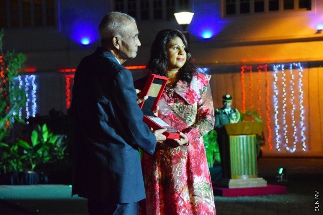 ޖުލައި 26، 2015: މިނިވަންކަމަށް 50 އަހަރު ފުރުމުގެ މުނާސަބާތުގައި، ޖުމހޫރީ މައިދާނުގައި ބޭއްވި، ދިދަ ނެގުމުގެ ހާއްސަ ރަސްމިއްޔާތުގެ ތެރެއިން -- ސަންފޮޓޯ/ ޔޫސުފް ސޮފްވާން