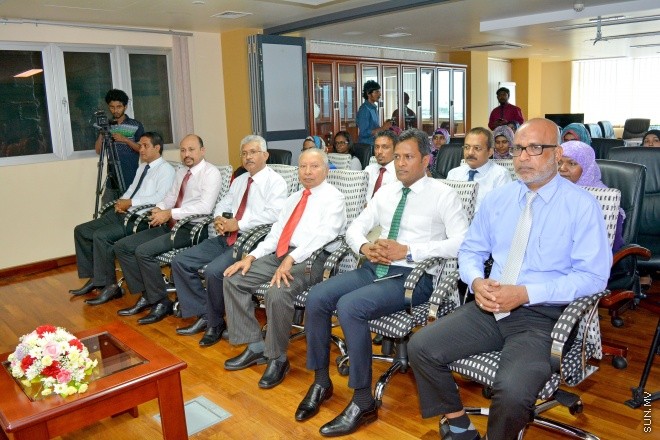 ޖުލައި 26، 2015: މިނިވަން ކަމަށް 50 އަހަރު ފުރުމުގެ މުނާސަބާތާ ގުޅިގެން މޯލްޑިވްސް ޕޯސްޓް ލިމިޓަޑްއިން، މިނިވަންކަން ދައްކުވައިދޭ ސްޓޭމްޕް ސެޓެއް ނެރުމަށް ބޭއްވި ރަސްމިއްޔާތުގެ ތެރެއިން -- ސަންފޮޓޯ/ އަލީ ނަސީރު