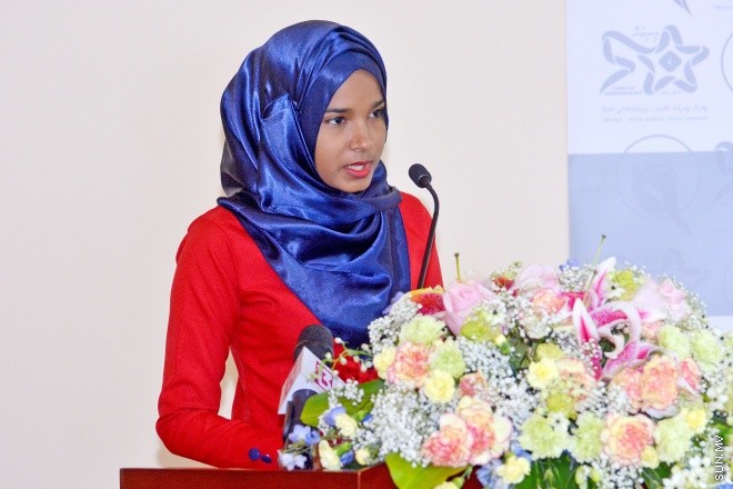 ޖުލައި 26، 2015: މިނިވަން ކަމަށް 50 އަހަރު ފުރުމުގެ މުނާސަބާތާ ގުޅިގެން މޯލްޑިވްސް ޕޯސްޓް ލިމިޓަޑްއިން، މިނިވަންކަން ދައްކުވައިދޭ ސްޓޭމްޕް ސެޓެއް ނެރުމަށް ބޭއްވި ރަސްމިއްޔާތުގެ ތެރެއިން -- ސަންފޮޓޯ/ އަލީ ނަސީރު