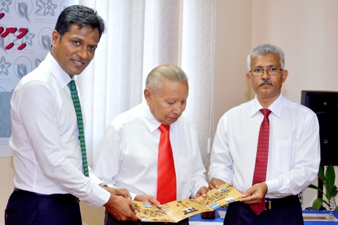 ޖުލައި 26، 2015: މިނިވަން ކަމަށް 50 އަހަރު ފުރުމުގެ މުނާސަބާތާ ގުޅިގެން މޯލްޑިވްސް ޕޯސްޓް ލިމިޓަޑްއިން، މިނިވަންކަން ދައްކުވައިދޭ ސްޓޭމްޕް ސެޓެއް ނެރުމަށް ބޭއްވި ރަސްމިއްޔާތުގެ ތެރެއިން -- ސަންފޮޓޯ/ އަލީ ނަސީރު