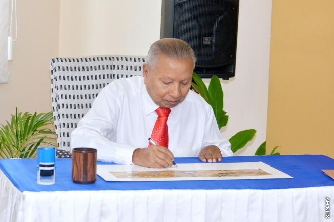 ޖުލައި 26، 2015: މިނިވަން ކަމަށް 50 އަހަރު ފުރުމުގެ މުނާސަބާތާ ގުޅިގެން މޯލްޑިވްސް ޕޯސްޓް ލިމިޓަޑްއިން، މިނިވަންކަން ދައްކުވައިދޭ ސްޓޭމްޕް ސެޓެއް ނެރުމަށް ބޭއްވި ރަސްމިއްޔާތުގެ ތެރެއިން -- ސަންފޮޓޯ/ އަލީ ނަސީރު