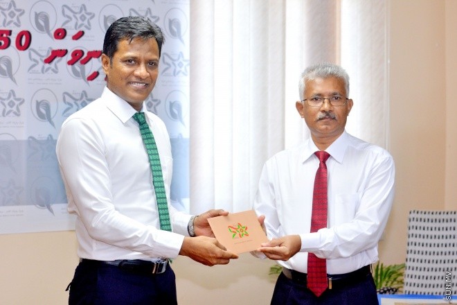 ޖުލައި 26، 2015: މިނިވަން ކަމަށް 50 އަހަރު ފުރުމުގެ މުނާސަބާތާ ގުޅިގެން މޯލްޑިވްސް ޕޯސްޓް ލިމިޓަޑްއިން، މިނިވަންކަން ދައްކުވައިދޭ ސްޓޭމްޕް ސެޓެއް ނެރުމަށް ބޭއްވި ރަސްމިއްޔާތުގެ ތެރެއިން -- ސަންފޮޓޯ/ އަލީ ނަސީރު