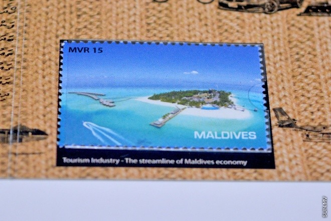ޖުލައި 26، 2015: މިނިވަން ކަމަށް 50 އަހަރު ފުރުމުގެ މުނާސަބާތާ ގުޅިގެން މޯލްޑިވްސް ޕޯސްޓް ލިމިޓަޑްއިން، މިނިވަންކަން ދައްކުވައިދޭ ސްޓޭމްޕް ސެޓެއް ނެރުމަށް ބޭއްވި ރަސްމިއްޔާތުގެ ތެރެއިން -- ސަންފޮޓޯ/ އަލީ ނަސީރު