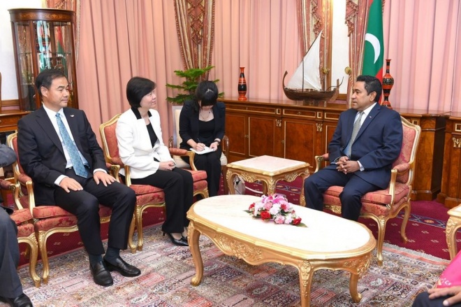 ޖުލައި 26، 2015: މިނިވަން 50 އަށް ރާއްޖެ އަށް ވަޑައިގެންނެވި ޗައިނާގެ ވަފުދާ ރައީސް ޢަބުދުﷲ ޔާމީނު ބައްދަލުކުރެއްވުން -- ފޮޓޯ/ ރައީސް އޮފީސް