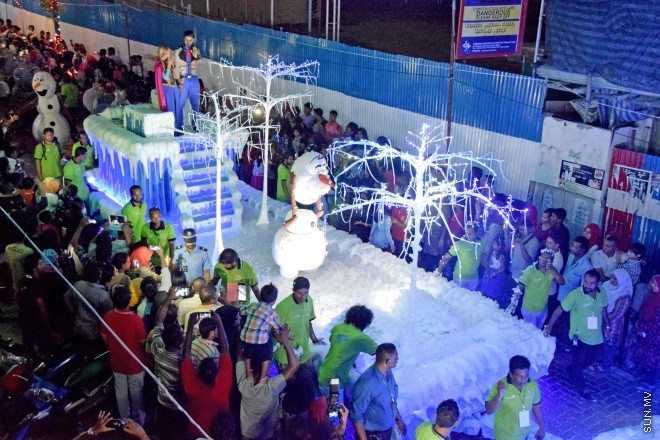 ޖުލައި 28، 2015: މިނިވަން 50އާ ގުޅުވަގެން، މާލޭގެ މަގުތަކުގައި ބޭއްވި ފުޅަނދު ބުރުގެ ތެރެއިން -- ސަންފޮޓޯ/ އަލީ ނަސީރު
