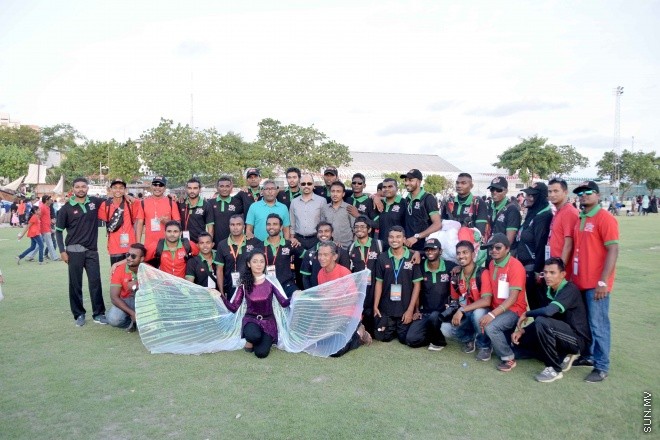 ޖުލައި 29، 2015: މިނިވަން 50 އަށް ތައްޔާރު ކުރި ފުޅަނދުތަކާ އެކު، މާލޭ އެކުވެނީ ސަރަހައްދުގައި، ކުރިއަށް ގެންދިޔަ ކުޑަކުދިންގެ ހަވީރުގެ ތެރެއިން -- ސަންފޮޓޯ/ އަލީ ނަސީރު