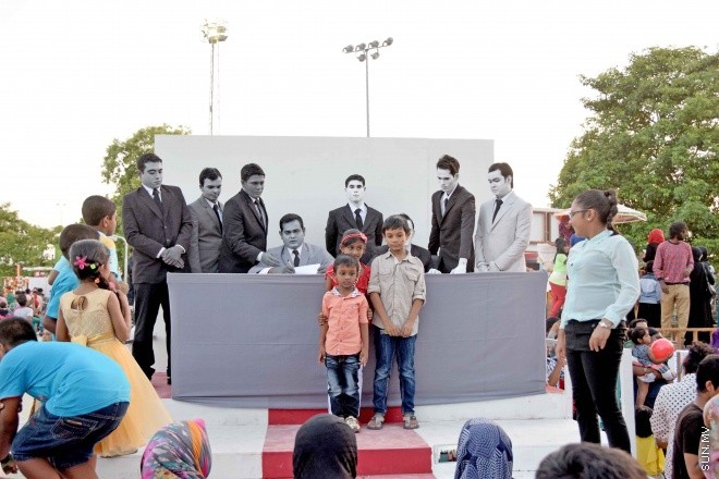 ޖުލައި 29، 2015: މިނިވަން 50 އަށް ތައްޔާރު ކުރި ފުޅަނދުތަކާ އެކު، މާލޭ އެކުވެނީ ސަރަހައްދުގައި، ކުރިއަށް ގެންދިޔަ ކުޑަކުދިންގެ ހަވީރުގެ ތެރެއިން -- ސަންފޮޓޯ/ އަލީ ނަސީރު