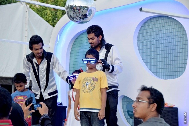 ޖުލައި 29، 2015: މިނިވަން 50 އަށް ތައްޔާރު ކުރި ފުޅަނދުތަކާ އެކު، މާލޭ އެކުވެނީ ސަރަހައްދުގައި، ކުރިއަށް ގެންދިޔަ ކުޑަކުދިންގެ ހަވީރުގެ ތެރެއިން -- ސަންފޮޓޯ/ އަލީ ނަސީރު