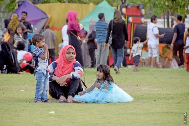 ޖުލައި 29، 2015: މިނިވަން 50 އަށް ތައްޔާރު ކުރި ފުޅަނދުތަކާ އެކު، މާލޭ އެކުވެނީ ސަރަހައްދުގައި، ކުރިއަށް ގެންދިޔަ ކުޑަކުދިންގެ ހަވީރުގެ ތެރެއިން -- ސަންފޮޓޯ/ އަލީ ނަސީރު