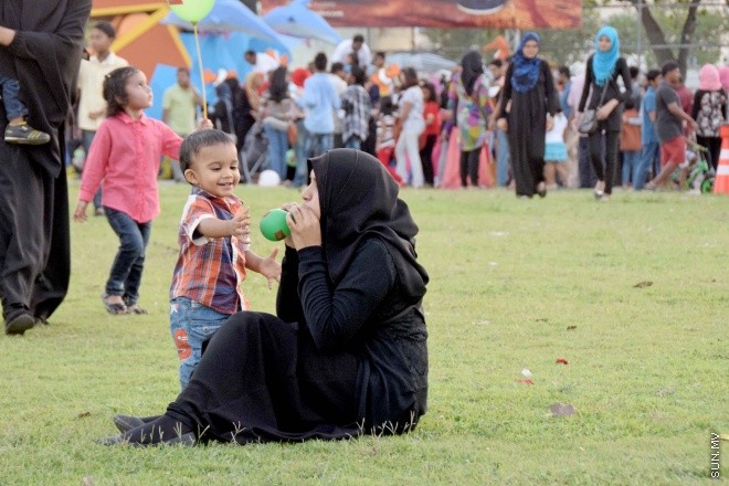 ޖުލައި 29، 2015: މިނިވަން 50 އަށް ތައްޔާރު ކުރި ފުޅަނދުތަކާ އެކު، މާލޭ އެކުވެނީ ސަރަހައްދުގައި، ކުރިއަށް ގެންދިޔަ ކުޑަކުދިންގެ ހަވީރުގެ ތެރެއިން -- ސަންފޮޓޯ/ އަލީ ނަސީރު