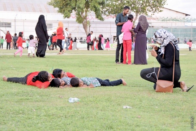 ޖުލައި 29، 2015: މިނިވަން 50 އަށް ތައްޔާރު ކުރި ފުޅަނދުތަކާ އެކު، މާލޭ އެކުވެނީ ސަރަހައްދުގައި، ކުރިއަށް ގެންދިޔަ ކުޑަކުދިންގެ ހަވީރުގެ ތެރެއިން -- ސަންފޮޓޯ/ އަލީ ނަސީރު