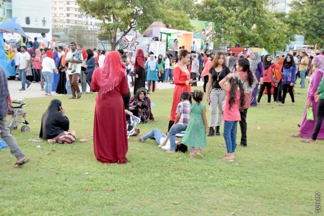 ޖުލައި 29، 2015: މިނިވަން 50 އަށް ތައްޔާރު ކުރި ފުޅަނދުތަކާ އެކު، މާލޭ އެކުވެނީ ސަރަހައްދުގައި، ކުރިއަށް ގެންދިޔަ ކުޑަކުދިންގެ ހަވީރުގެ ތެރެއިން -- ސަންފޮޓޯ/ އަލީ ނަސީރު