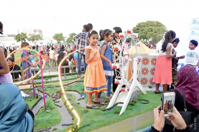 ޖުލައި 29، 2015: މިނިވަން 50 އަށް ތައްޔާރު ކުރި ފުޅަނދުތަކާ އެކު، މާލޭ އެކުވެނީ ސަރަހައްދުގައި، ކުރިއަށް ގެންދިޔަ ކުޑަކުދިންގެ ހަވީރުގެ ތެރެއިން -- ސަންފޮޓޯ/ އަލީ ނަސީރު