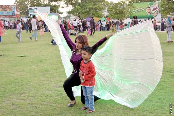 ޖުލައި 29، 2015: މިނިވަން 50 އަށް ތައްޔާރު ކުރި ފުޅަނދުތަކާ އެކު، މާލޭ އެކުވެނީ ސަރަހައްދުގައި، ކުރިއަށް ގެންދިޔަ ކުޑަކުދިންގެ ހަވީރުގެ ތެރެއިން -- ސަންފޮޓޯ/ އަލީ ނަސީރު