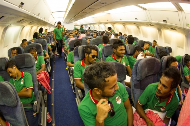 އިންޑިއަން އޯޝަން އައިލެންޑް ގޭމްސްގައި ވާދަކުރާ ރާއްޖޭގެ ކޮންޓިންޖެންޓް ރިޔޫނިއަންއަށް ދިއުމަށް ފްލައިޓްގައި -- އެމްއޯސީ ފޮޓޯ: މުހައްމަދު އަހްސަން