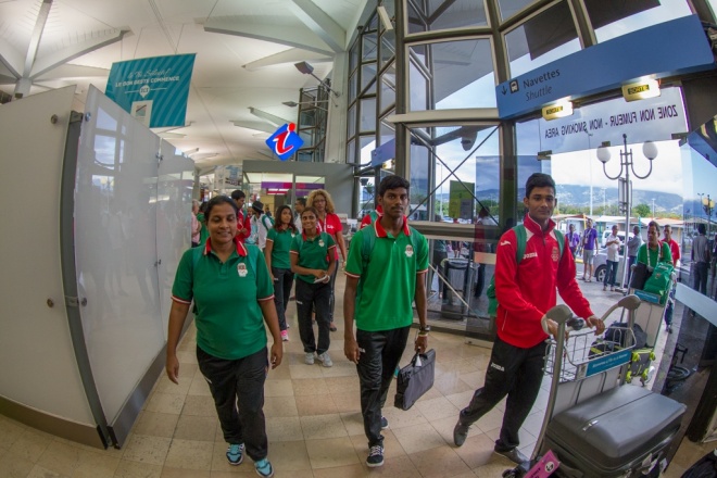 އިންޑިއަން އޯޝަން އައިލެންޑް ގޭމްސްގައި ވާދަކުރާ ރާއްޖޭގެ ޓީމުތައް ރިޔޫނިއަންގެ އެއާޕޯޓްގައި -- އެމްއޯސީ ފޮޓޯ: މުހައްމަދު އަހްސަން