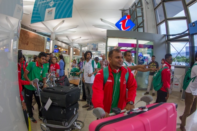 އިންޑިއަން އޯޝަން އައިލެންޑް ގޭމްސްގައި ވާދަކުރާ ރާއްޖޭގެ ޓީމުތައް ރިޔޫނިއަންގެ އެއާޕޯޓްގައި -- އެމްއޯސީ ފޮޓޯ: މުހައްމަދު އަހްސަން