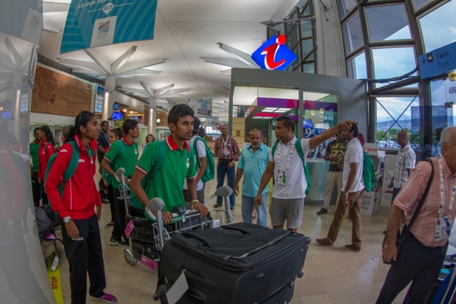 އިންޑިއަން އޯޝަން އައިލެންޑް ގޭމްސްގައި ވާދަކުރާ ރާއްޖޭގެ ޓީމުތައް ރިޔޫނިއަންގެ އެއާޕޯޓްގައި -- އެމްއޯސީ ފޮޓޯ: މުހައްމަދު އަހްސަން