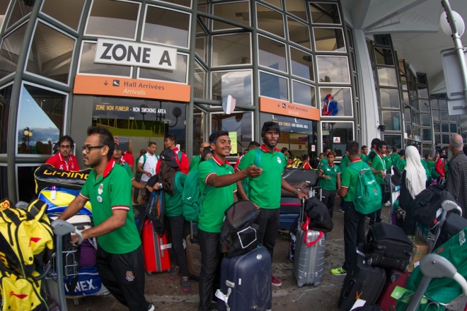 އިންޑިއަން އޯޝަން އައިލެންޑް ގޭމްސްގައި ވާދަކުރާ ރާއްޖޭގެ ޓީމުތައް ރިޔޫނިއަންގެ އެއާޕޯޓްގައި -- އެމްއޯސީ ފޮޓޯ: މުހައްމަދު އަހްސަން