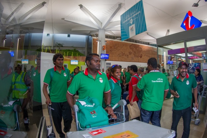 އިންޑިއަން އޯޝަން އައިލެންޑް ގޭމްސްގައި ވާދަކުރާ ރާއްޖޭގެ ޓީމުތައް ރިޔޫނިއަންގެ އެއާޕޯޓްގައި -- އެމްއޯސީ ފޮޓޯ: މުހައްމަދު އަހްސަން