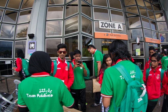 އިންޑިއަން އޯޝަން އައިލެންޑް ގޭމްސްގައި ވާދަކުރާ ރާއްޖޭގެ ޓީމުތައް ރިޔޫނިއަންގެ އެއާޕޯޓްގައި -- އެމްއޯސީ ފޮޓޯ: މުހައްމަދު އަހްސަން
