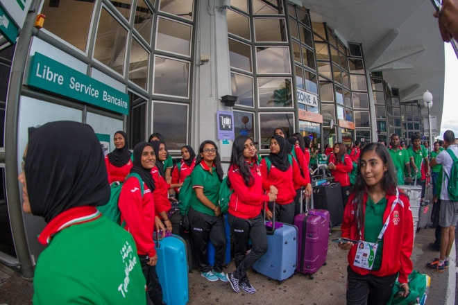 އިންޑިއަން އޯޝަން އައިލެންޑް ގޭމްސްގައި ވާދަކުރާ ރާއްޖޭގެ ޓީމުތައް ރިޔޫނިއަންގެ އެއާޕޯޓްގައި -- އެމްއޯސީ ފޮޓޯ: މުހައްމަދު އަހްސަން
