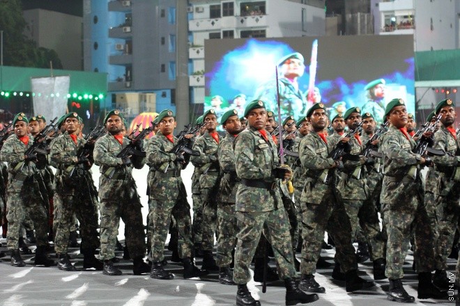 އޯގަސްޓު 1، 2015: މިނިވަން 50 ގެ އުފަލުގައި ގައުމީ ފުޓްބޯޅަ ދަނޑުގައި ބޭއްވުނު ކުޅިވަރުގެ ހަރަކާތުގެ ތެރެއިން-- ސަން ފޮޓޯ/ ޔޫސުފް ސޮފްވާން