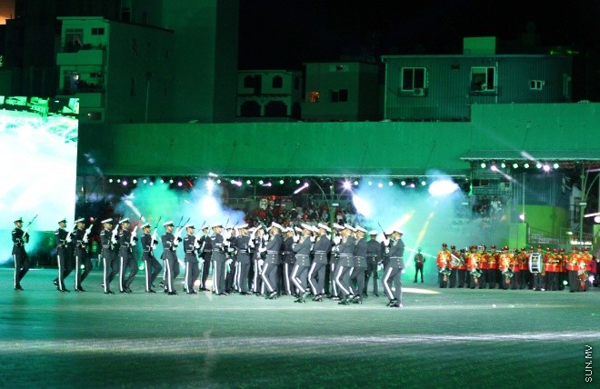 އޯގަސްޓު 1، 2015: މިނިވަން 50 ގެ އުފަލުގައި ގައުމީ ފުޓްބޯޅަ ދަނޑުގައި ބޭއްވުނު ކުޅިވަރުގެ ހަރަކާތުގެ ތެރެއިން-- ސަން ފޮޓޯ/ ޔޫސުފް ސޮފްވާން