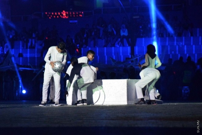 އޯގަސްޓު 1، 2015: މިނިވަން 50 ގެ އުފަލުގައި ގައުމީ ފުޓްބޯޅަ ދަނޑުގައި ބޭއްވުނު ކުޅިވަރުގެ ހަރަކާތުގެ ތެރެއިން-- ސަން ފޮޓޯ/ އަލީ ނަސީރު