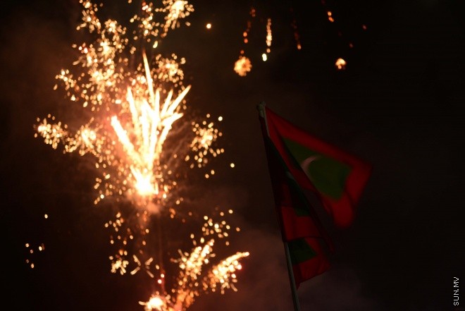 އޯގަސްޓު 1، 2015: މިނިވަން 50 ގެ އުފަލުގައި ގައުމީ ފުޓްބޯޅަ ދަނޑުގައި ބޭއްވުނު ކުޅިވަރުތަކައްފަހު ރާޅުގަނޑު ސަރަހައްދުގައި ކުރިއައްދިޔަ ހަވާއެުރުވުމުގެ ތެރެއިން-- ސަން ފޮޓޯ